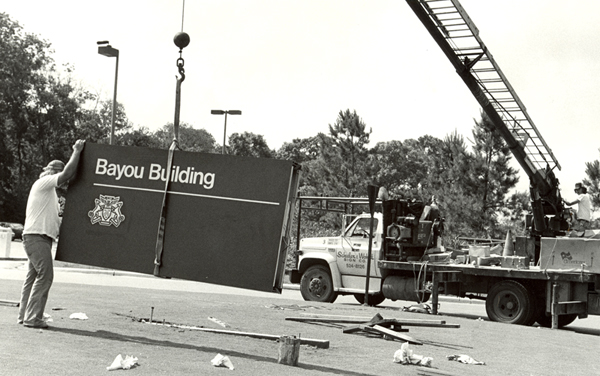 Installation of the Bayou Building sign at UHCL